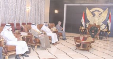 صورة.. رئيس مجلس السيادة السوداني يبحث مع مسئول بحريني العلاقات المشتركة