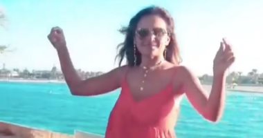 نيللى كريم ترقص على أغنية "مليونير" على حمام السباحة.. فيديو