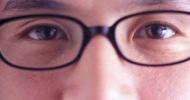 النظارات العادية تحميك من عدوى كورونا.. دراسة صينية تؤكد
