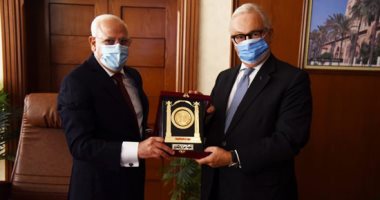 محافظ بورسعيد يستقبل سفير إيطاليا بمصر لمناقشة تحويل القنصلية لمستشفى.. صور