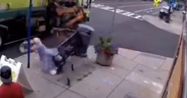 سقوط امرأة مسنة على الأرض بسبب عطل بذراع شاحنة القمامة بنيويورك.. فيديو