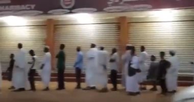 أطول طابور في السودان لتجمع مواطنين أمام مخبز لشراء الخبز.. فيديو