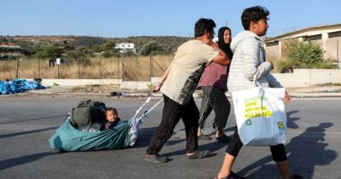 "جوعى وعطشى".. فرار آلاف اللاجئين بليسبوس اليونانية بعد حريق مخيم موريا.. ألبوم صور