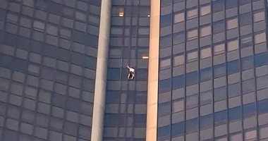 رجل يتسلق ناطحة سحاب فرنسية دون معدات حماية.. فيديو