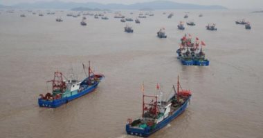 استئناف أعمال الصيد فى بحر الصين الشرقى بعد انتهاء الحظر الصيفى.. صور