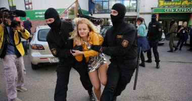 صور.. شرطة روسيا البيضاء تعتقل عشرات المتظاهرين في مينسك
