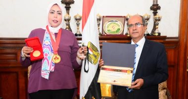"مياه بالإسكندرية" تكرم الدكتورة مايسة صلاح لحصولها على 3 ميداليات ذهبية من كندا