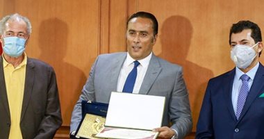 وزير الرياضة وحسن مصطفي يكرمان منتصر النبراوي بعد التنظيم المبهر لمونديال اليد
