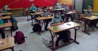 طلاب أولى ثانوى يؤدون امتحان الإنجليزى والجغرافيا واختبار مجمع لخامسة ابتدائى