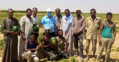 وزير الرى يلتقط صور تذكارية مع مزارعين يستخدمون الرى الحديث فى أسوان