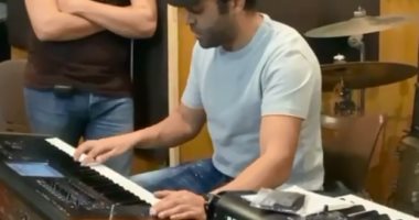 تامر عاشور يكشف عن موهبته فى العزف على البيانو.. فيديو