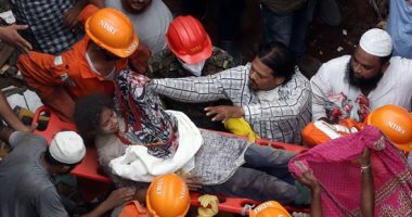 مشاهدة مؤثرة من عمليات انتشال ناجين من تحت أنقاض مبنى في الهند.. صور