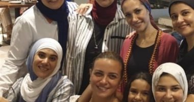 ريهام عبد الغفور تثير جدلا على السوشيال ميديا بصورة مع صديقاتها المحجبات