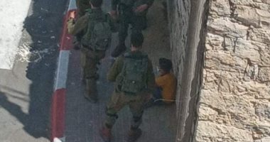 المركز الفلسطيني للإعلام ينشر صورا لاعتقال الاحتلال الإسرائيلي طفلا بالخليل