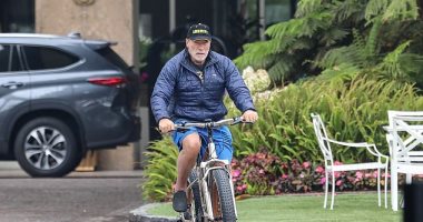 أرنولد شوارزنيجر وحيدا فى جولة على الدراجة فى سانتا مونيكا بكاليفورنيا