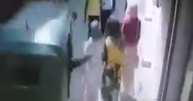 القبض على شاب ركل فتاة وسط الشارع وأسقطها أرضا فى سوهاج .. فيديو