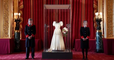 فستان مرصع بالماس للملكة إليزابيث فى معرض للجمهور بلندن .. ألبوم صور