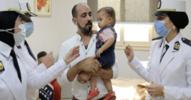 وزير الداخلية يوجه بتقديم الرعاية الطبية لطفلة مريضة.. صور