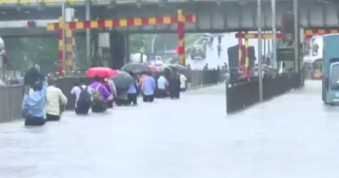 الفيضانات تجتاح مومباي وتعطل حركة المواصلات بالهند.. فيديو وصور