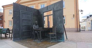 100 منحوتة عالمية .. "آستريد ليندجرين" أشهر كاتبة سويدية تمارس الكتابة