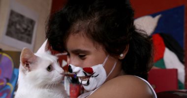 باستخدام الألوان وقطتها ..طفله فلسطينية ترسم على الوجه إجراءات الحماية من كورونا..ألبوم صور