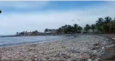 "تسونامى" من القمامة يجتاح شواطئ هندوراس ومحاولات التنظيف مستمرة
