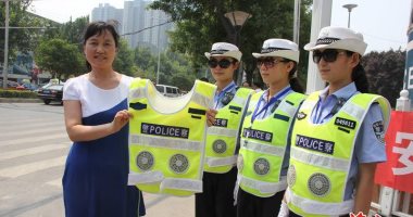 مدينة صينية تطلق سترات عاكسة جديدة لأفراد الشرطة مزودة بـ"مراوح" للتبريد