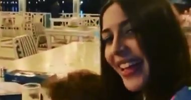جنات تحمل ابنتها وتغنى لـ عبد الحليم حافظ على العود.. فيديو