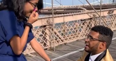 الحلو ميكملش.. موقف طريف أثناء تقدم شاب لخطبة صديقته على جسر بنيويورك.. فيديو