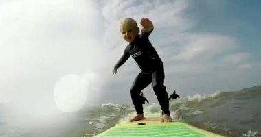 طفل معجزة.. مهارة مذهلة لصبى فى الرابعة من عمره فى ركوب الأمواج.. فيديو