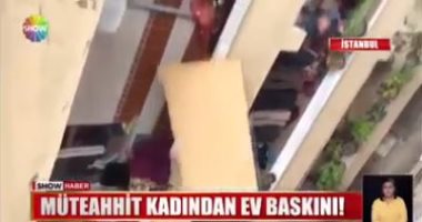 سيدة تركية تطرد عائلة سورية تستأجر منزلها وتلقى بأغراضها فى الشارع.. فيديو