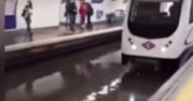 الأمطار تغرق عربات مترو الأنفاق وقبضان القطارات فى مدريد.. فيديو