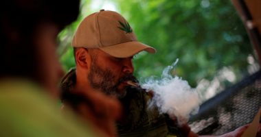 صور.. مكسيكيون يتعاطون مخدر "الماريجوانا" بحديقة مجاورة لمجلس الشيوخ