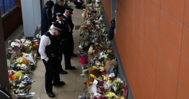 صور.. مركز شرطة في لندن يمتلئ بالزهور حدادا على مقتل ضابط بالرصاص
