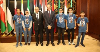 وزير الاتصالات يكرم الفريق المصري الفائز بـ 4 ميداليات دولية فى أولمبياد المعلومات