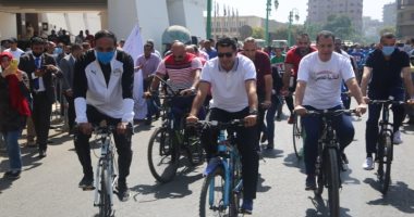 وزير الشباب ومحافظ أسيوط يتقدمان ماراثون الدراجات الهوائية.. صور وفيديو