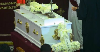 جثمان المنتصر بالله يصل كنيسة أبو سيفين لبدء مراسم الجنازة.. فيديو وصور