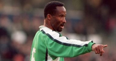 الكاف يحتفل بعيد ميلاد نجم نيجيريا أوكيشوكو بذكريات تتويجه بكأس أفريقيا 94