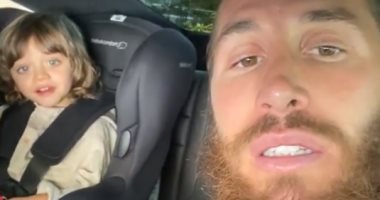 جولة عائلية بالسيارة يقودها راموس وطفله بعد فوز الملكي على ريال بيتيس.. فيديو وصور