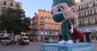 دمية عملاقة وسط مدريد تكريما للطواقم الطبية فى مواجهة كورونا.. فيديو