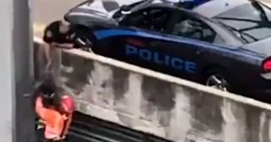 شرطى أمريكى ينقذ كلبا قبل سقوطه من فوق نهر المسيسيبى.. فيديو