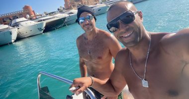 أحمد السعدني يودع فصل الصيف برحلة وسط البحر مع علاء الشربيني