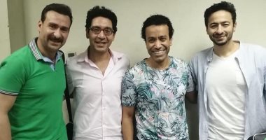 حمادة هلال ونضال الشافعي يزوران أسرة العرض المسرحي "المتفائل".. صور