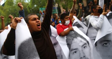 صور.. مكسيكيون يتظاهرون لإحياء الذكرى السادسة لـ43 طالبا تم اختطافهم