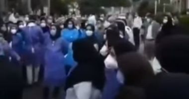 وقفة احتجاجية لأطباء مستشفى روحاني في إيران لتأخر صرف الرواتب.. فيديو