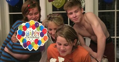 شارون ستون تحتفل بعيد ميلاد ابنها بصورة عائلية وتورتة 