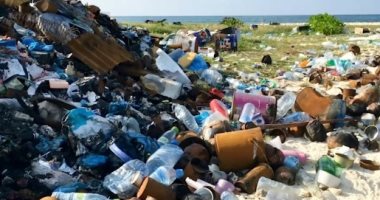 صورة العثور على أربعة مليارات جزيء بلاستيكى على شواطئ جزيرة بعيدة
