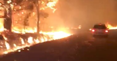 صور.. النيران تحرق الأخضر واليابس في كاليفورنيا والسلطات تجلى السكان