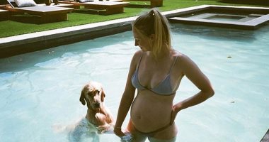 صوفى تيرنر تكشف بعد ولادتها بشهرين عن صور جديدة بـ البكينى أثناء الحمل
