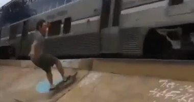 مغامران يتزلجان على السكة الحديد أثناء مرور قطار بأمريكا.. فيديو